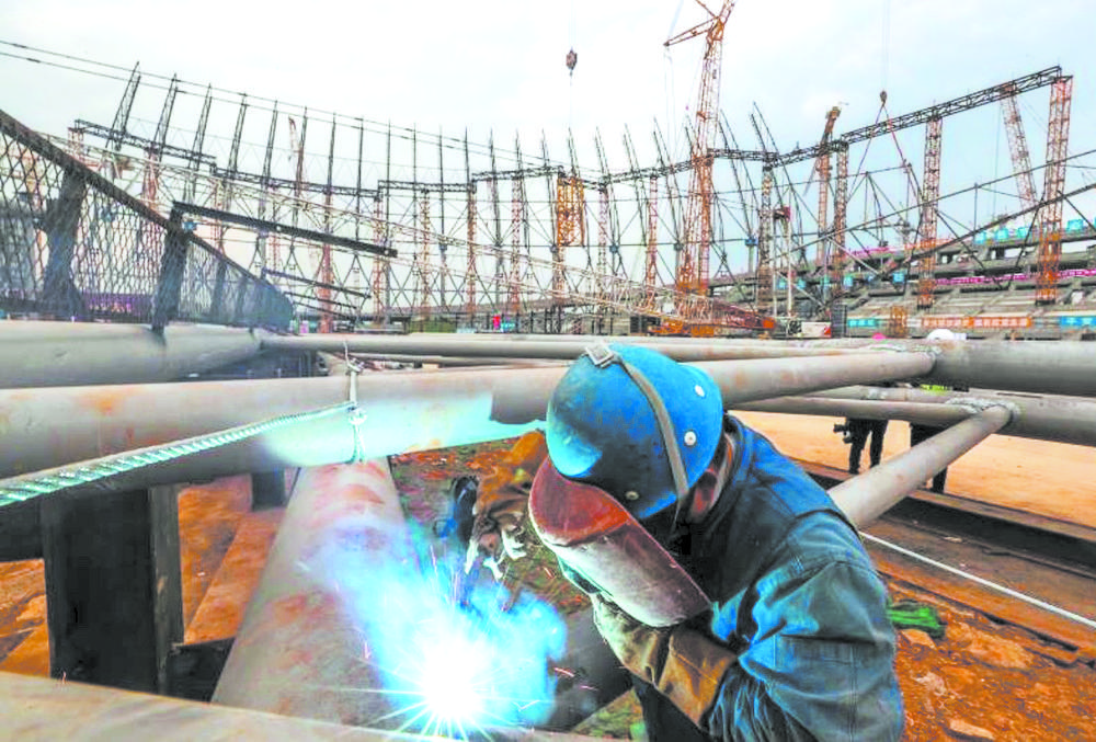 东安湖体育公园建设现场，工人正在抓紧施工 本报摄影部供图 吕甲 摄