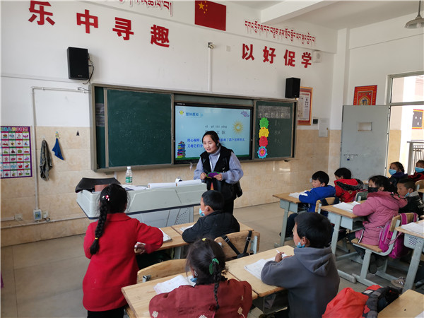 马尼小学李老师上课.jpg