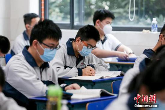 5月6日，武汉市第二中学高三学生戴着口罩上课。 中新网 图