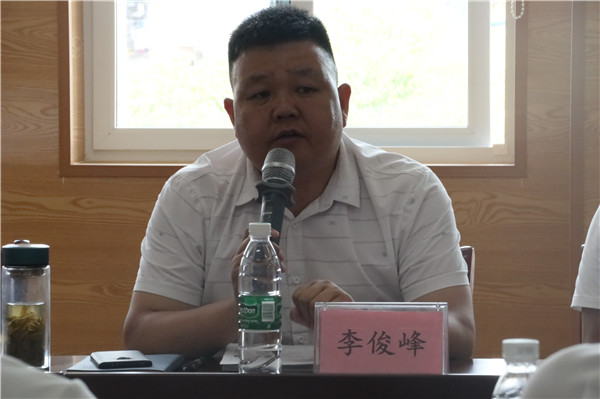 简阳市贾家镇中心小学校长李俊峰.JPG