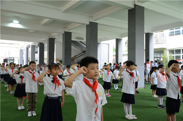 图5 新队员庄严宣誓.JPG