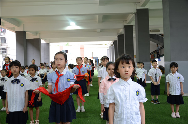 图2 高年级队员为新队员授红领巾.JPG