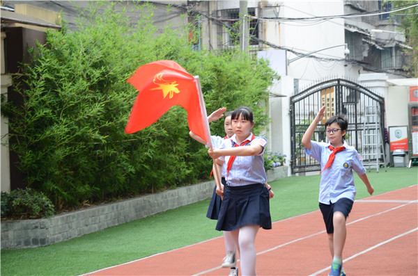 图1出队旗 ，敬礼.JPG