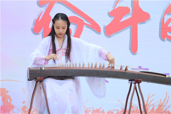 图4 文艺表演.JPG