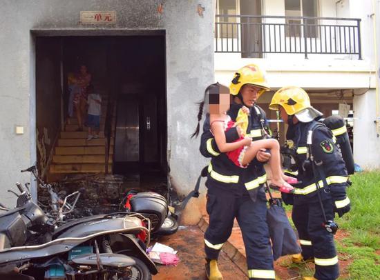 6岁男童遭父亲追杀? 消防员以头挡刀救下