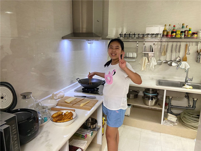 5.4陈雅彤在家学习厨艺的照片.jpg