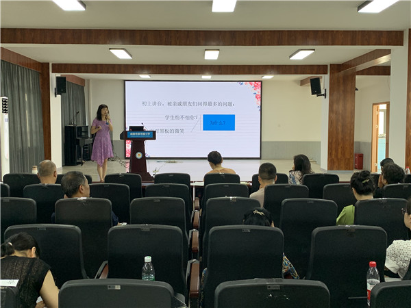刘霞老师用问题引入此次培训.JPG