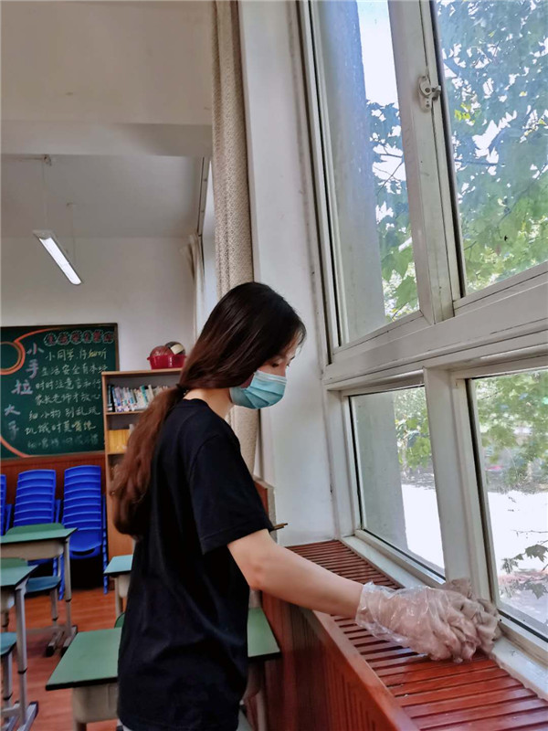 教师打扫教室照片3.jpg
