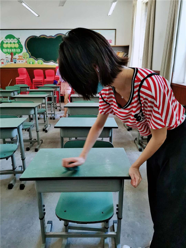 教师打扫教室照片9.jpg