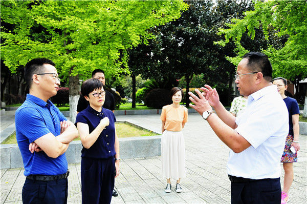 廖冬雪视察我校开学工作 (44).JPG