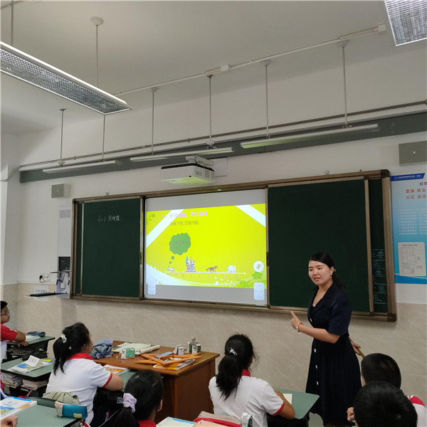 何泳采老师授课.jpg