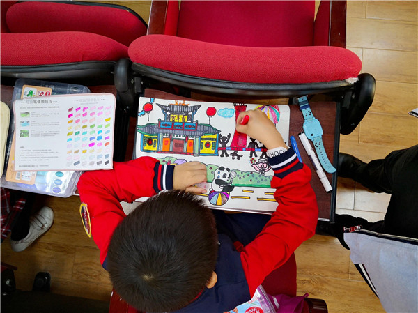 “爱成都迎大运”实小青华百人现场绘画比赛 学生创作过程.jpg