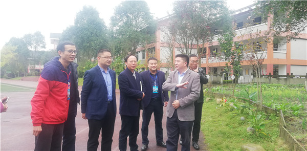 李局长查看我校三园建设并给予有效的建议.jpg