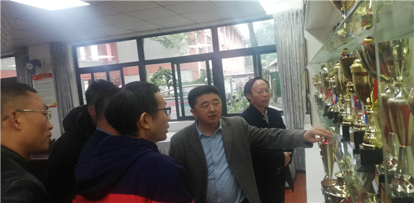 李局长观看我校的荣誉展厅.jpg