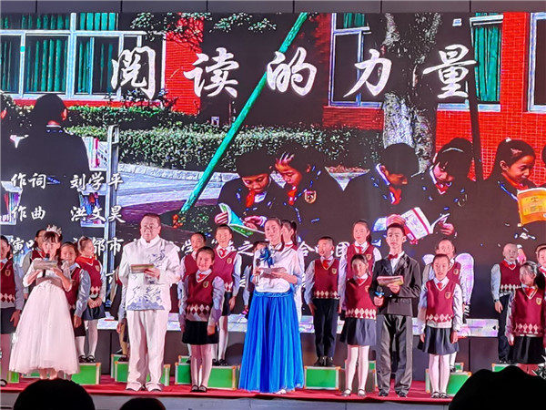 海滨小学第一届帐篷夜读开幕式.jpg