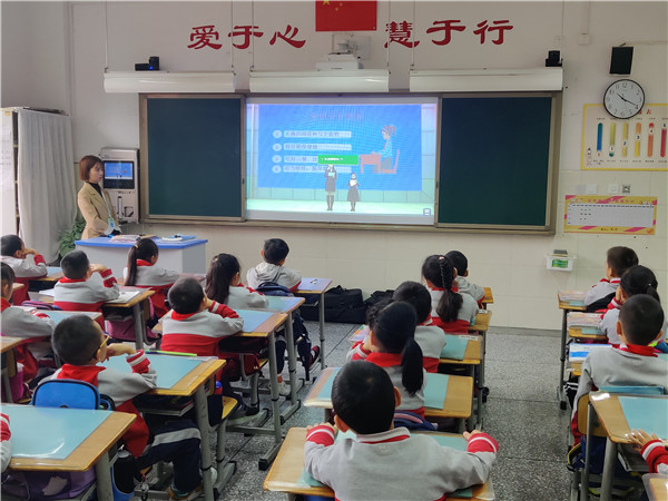 室内认真观看 (3).JPG