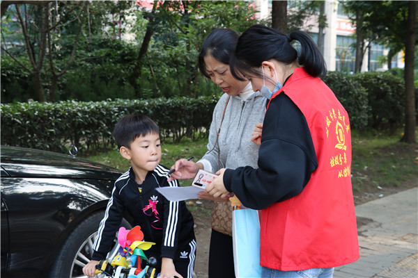 泡幼垃圾分类志愿者讲解分类知识2.JPG