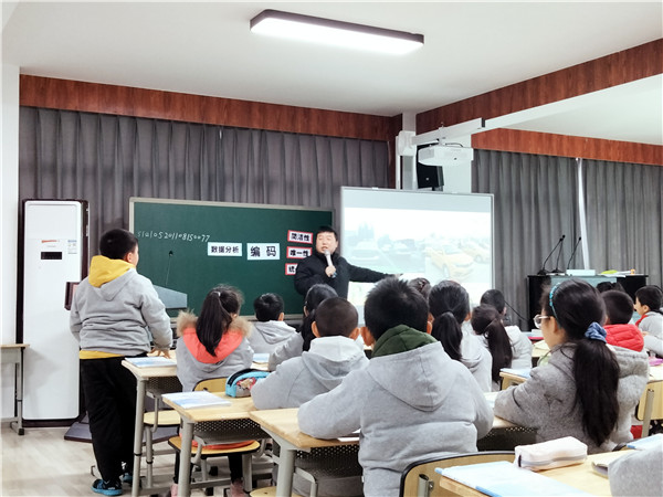 王宁老师在为孩子介绍车牌上的数字.JPG