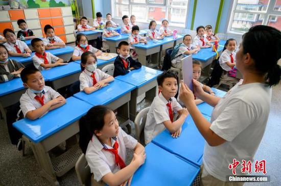 资料图:一小学课堂内,学生们正在上课。中新社记者 韦亮 摄