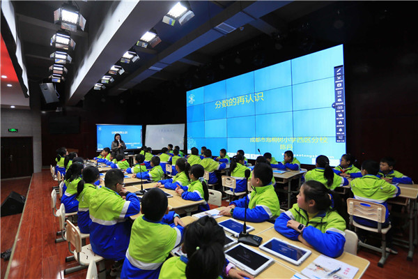 图1 泡桐树小学西区分校陈丹老师上课《分数的再认识》.jpg