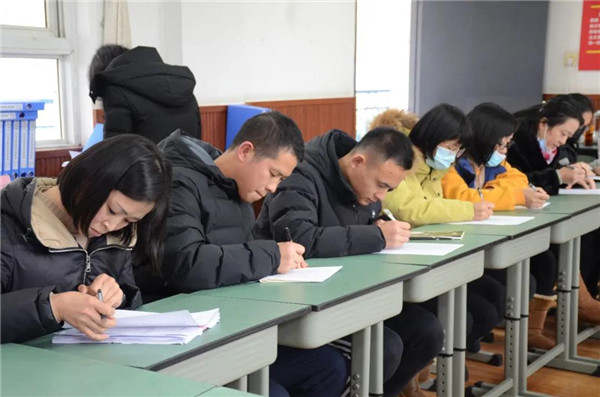 教师代表、学生代表的问卷调查和座谈照片2.jpg