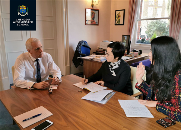 图5刘娟校长于 2019 年 12 月与威斯敏斯特小学校长交流。.png