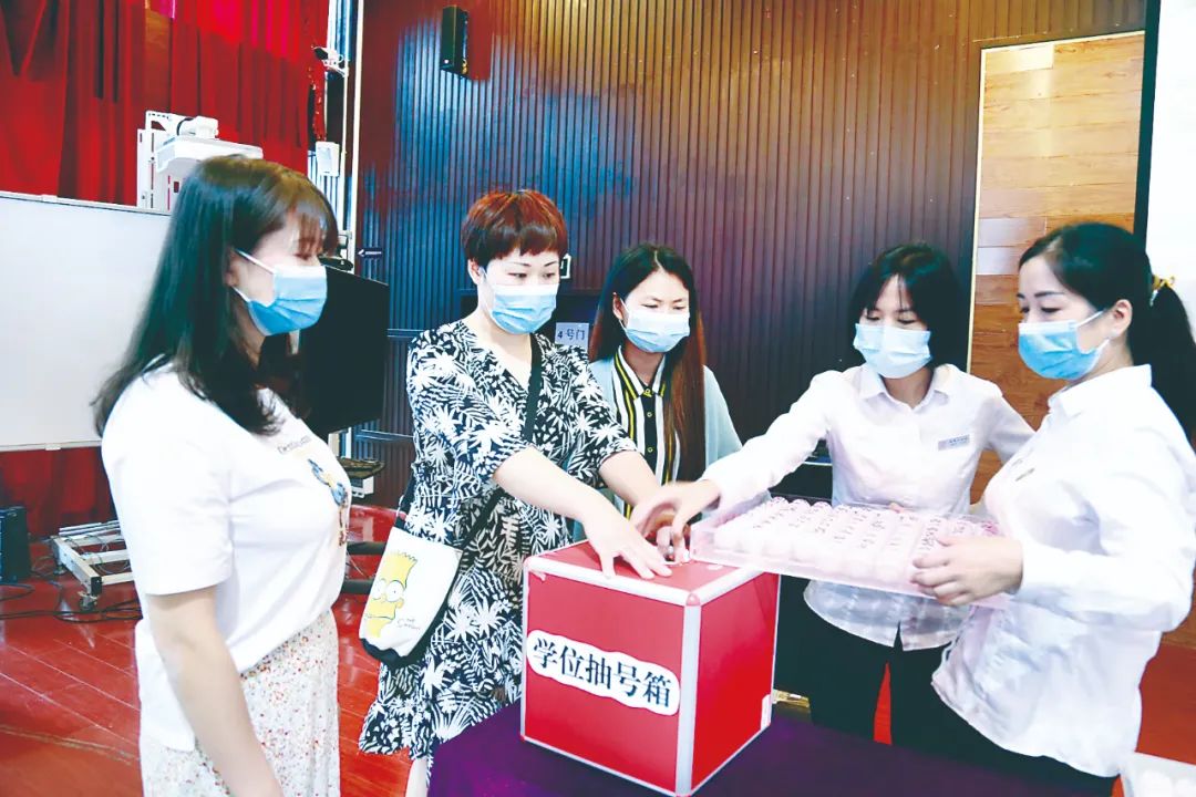 近日，四川省天府新区纪工委干部对辖区幼儿园学位摇号工作进行现场监督，确保公平公正、严肃认真。刘雪静 摄