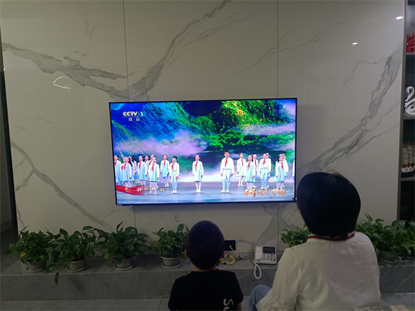 叙永县叙永镇银顶小学组织学生观看《开学第一课》