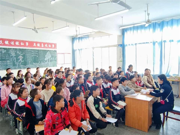 与法同行 护航成长 青山小学开展“法治进校园”教育活动