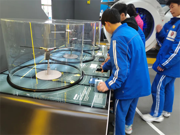 与600＋科技展品“对话”，洞子口职高学子开启“哇塞”之旅