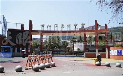 贵阳一中学回应男生不剪寸头强制停课