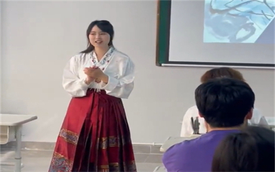 穿汉服授课，高校教师为学生打造“沉浸式”诗词课堂
