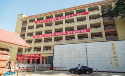 广东多名中学生出操被地面烫伤，教育局回应