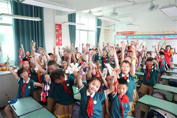 蜀南小学：中医文化进校园，端午香囊传安康