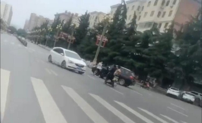 陕西一社区书记开车故意冲撞他人，警方通报：刑拘