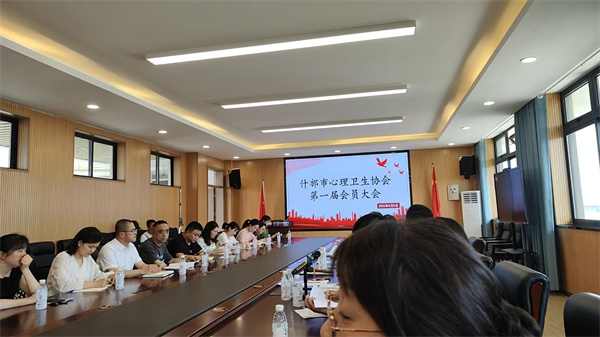 “三重角色”织密家教心育服务网络，什邡市实验外国语学校助力学生健康成长