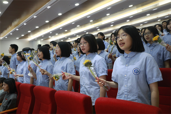 什邡外国语中学初2022级毕业典礼深情落幕