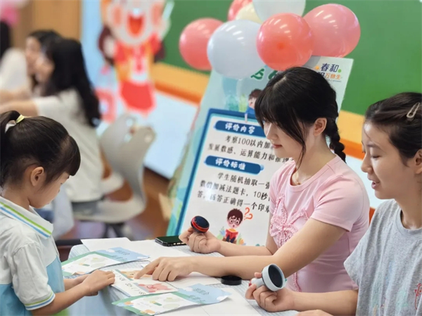 无纸化期末测评，明湖小学一年级学子笑着“进阶”！