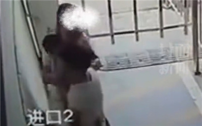 女子强搂亲吻1岁多男孩致其当晚高烧