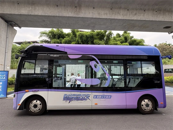 成都首条自动驾驶公交线路亮相