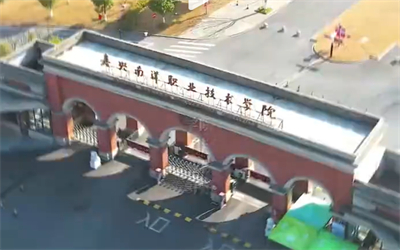 学校回应新生国庆假期后开学