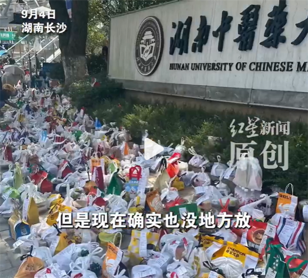 高校回应门口外卖堆积找饭难