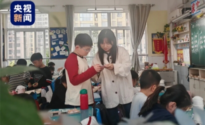 孩子们满口“包的”“666”，小学老师出手后全网刷屏