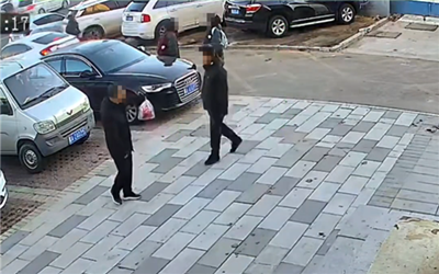 老师校外从学生包中搜走零食