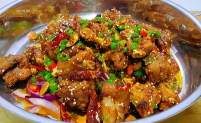 印度一小学因不想洗碗用报纸盛饭