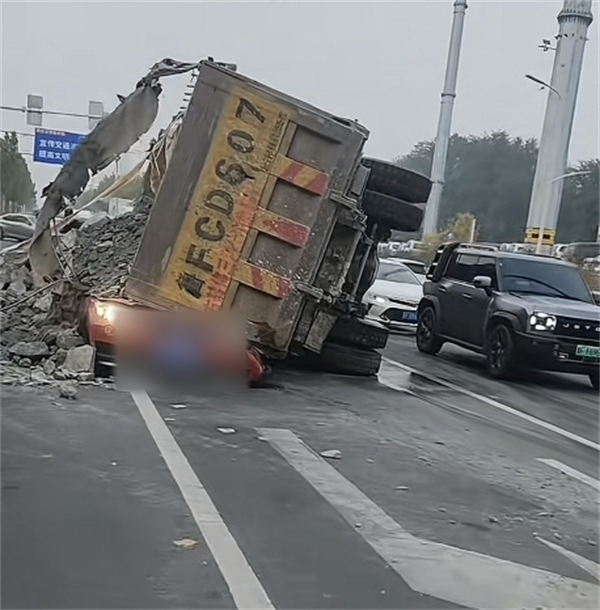 渣土车侧翻压死女老师，遇难者家属发声