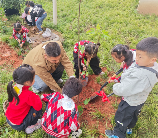 以童心护青绿，岷江幼儿园君山路分园幼儿“播撒希望”