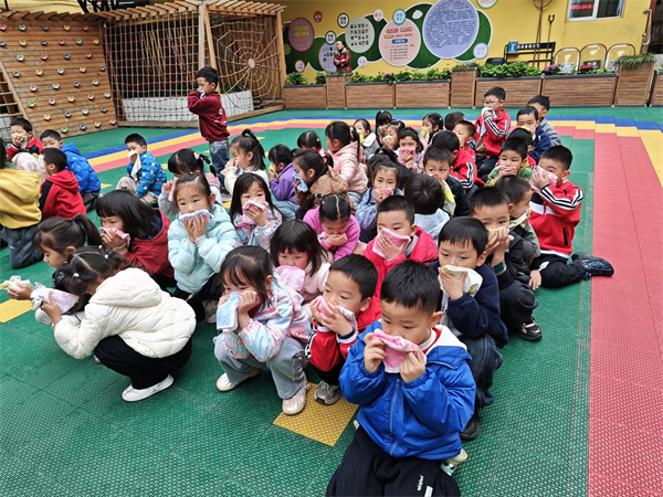 安岳县幼儿园开展2026年春季消防应急疏散演练