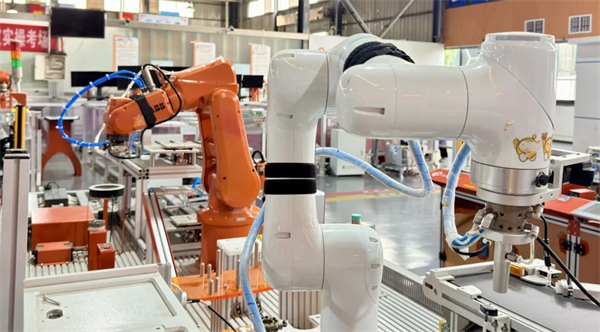 成都市机械高级技工学校工业机器人应用与维护专业火热招生中！