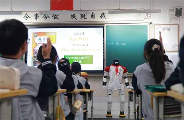 科技浓度爆表！三原外国语学校迎来机器人当“新同学”